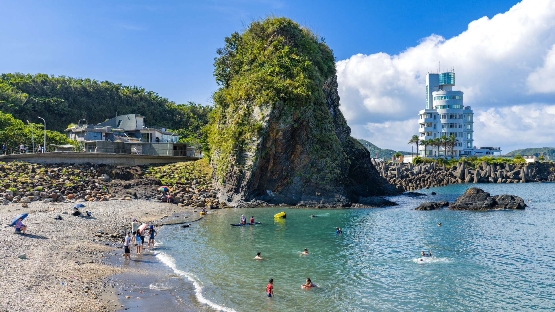 岸邊有許多戲水的民眾