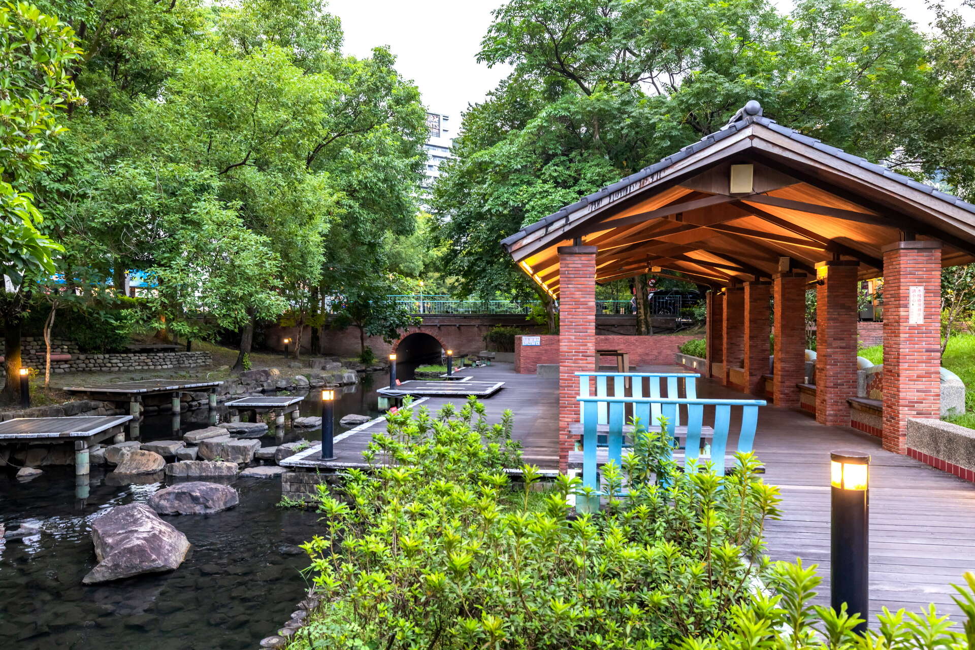 公園內的庭園造景與小橋流水，適合遊客到此散步休憩