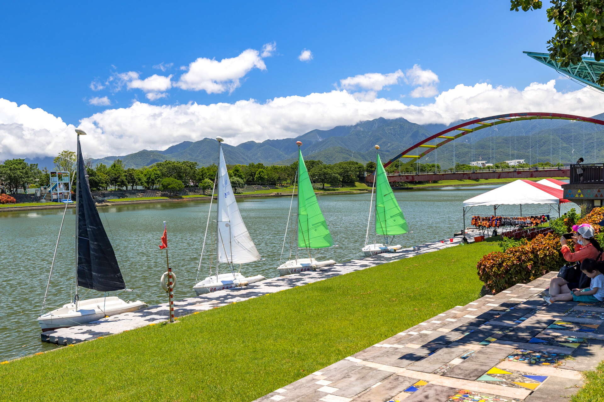 冬山河旁的風帆