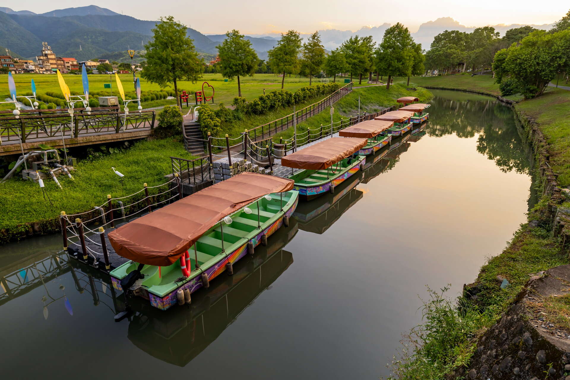 冬山河畔的電動小船