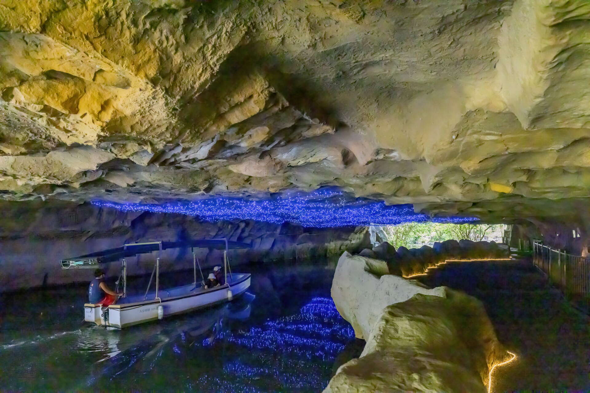 遊客可搭乘電動小船穿過神秘河道