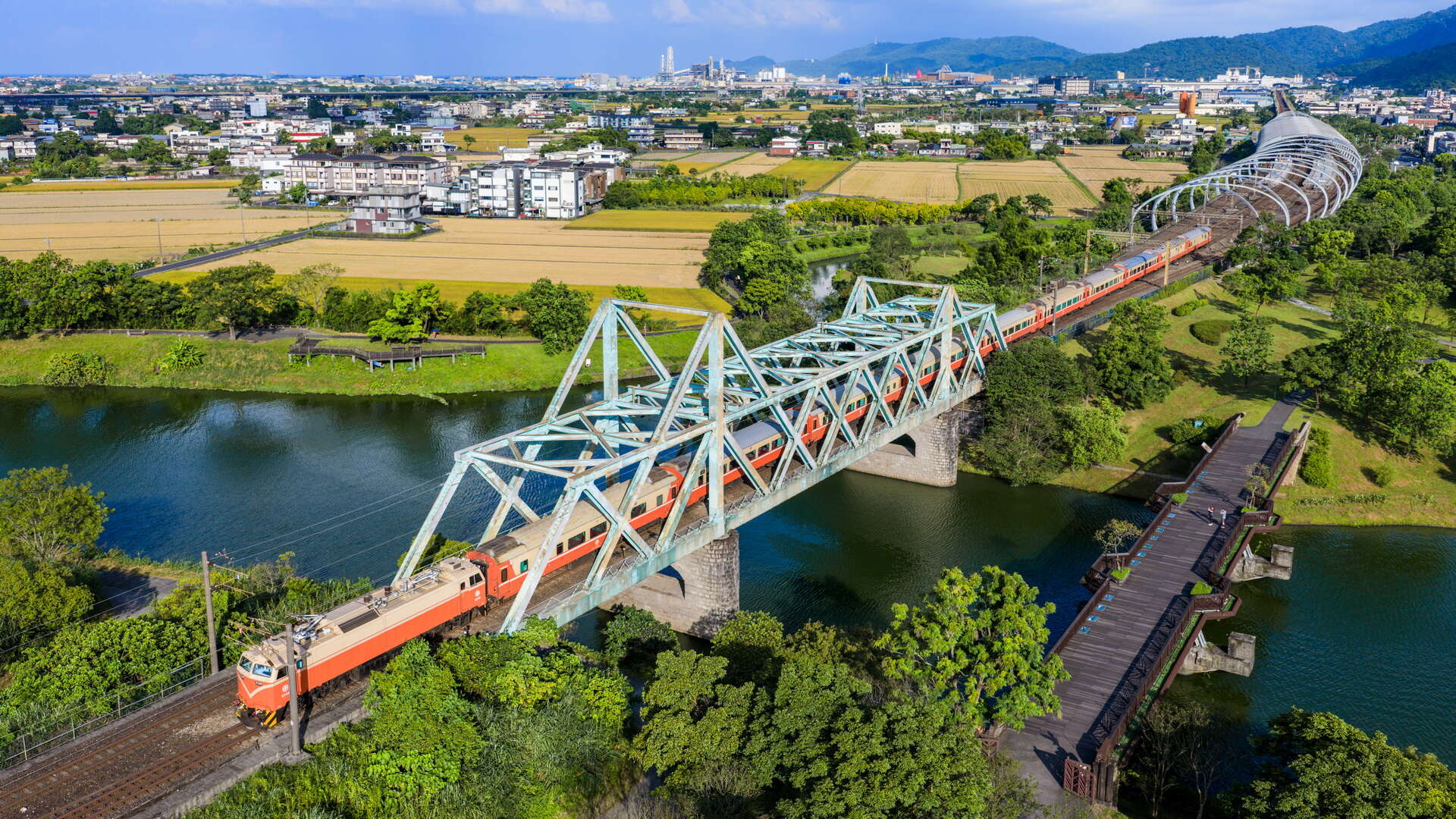 冬山河橋鐵道自冬山車站延展穿越園區，是園區地標之一