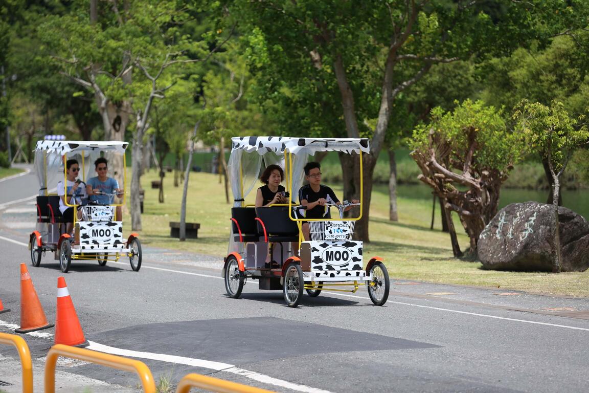 騎電動車環湖的遊客