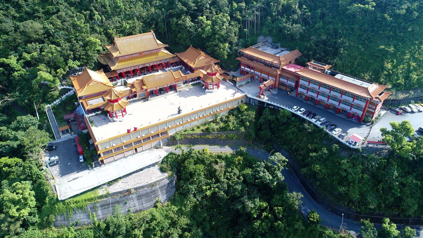看似隱身於山林中的三清宮
