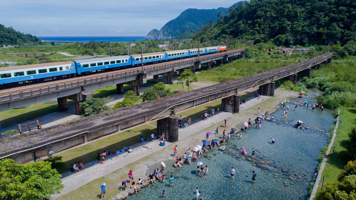 火車行經東岳湧泉，形成一幅漂亮的畫面