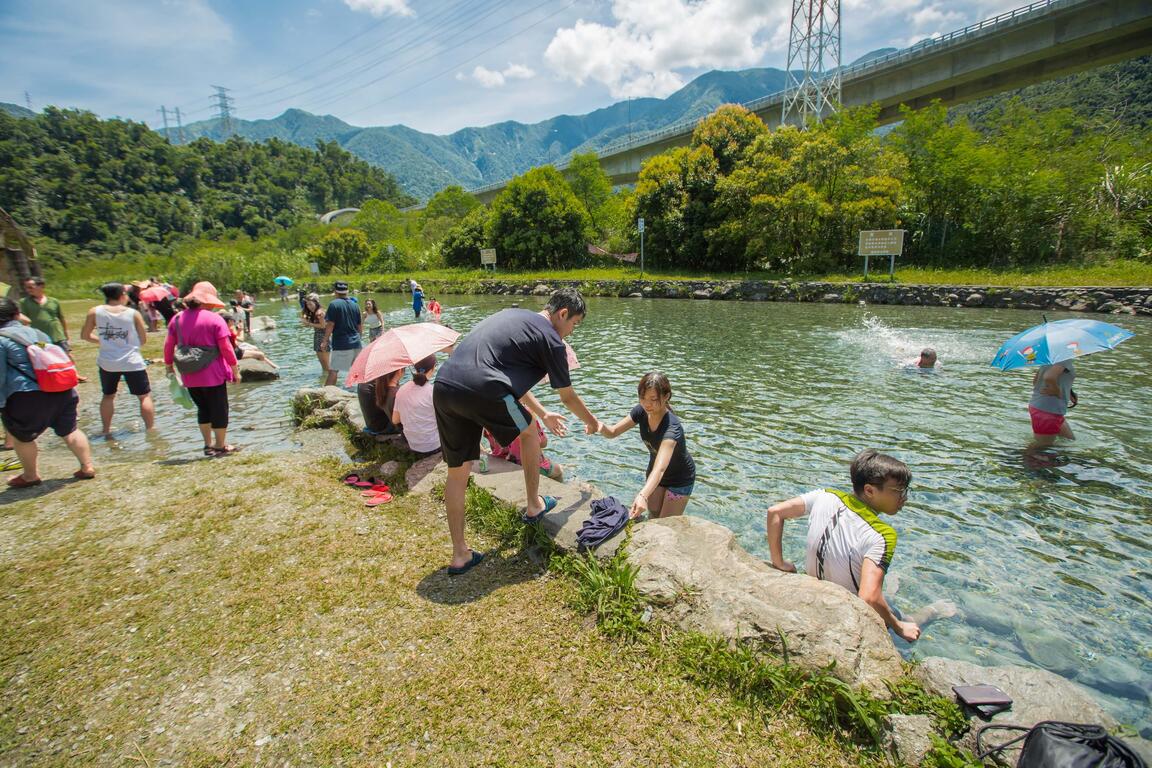 東岳湧泉戲水遊客