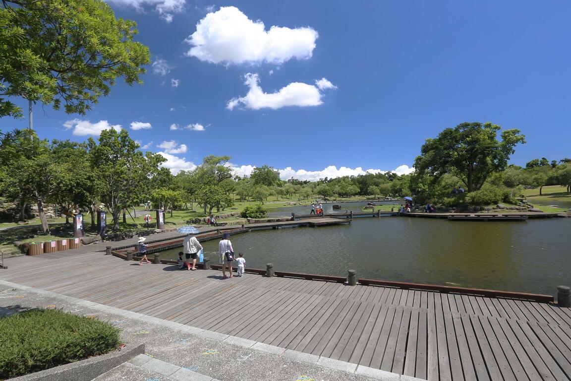 民眾在湖邊賞景