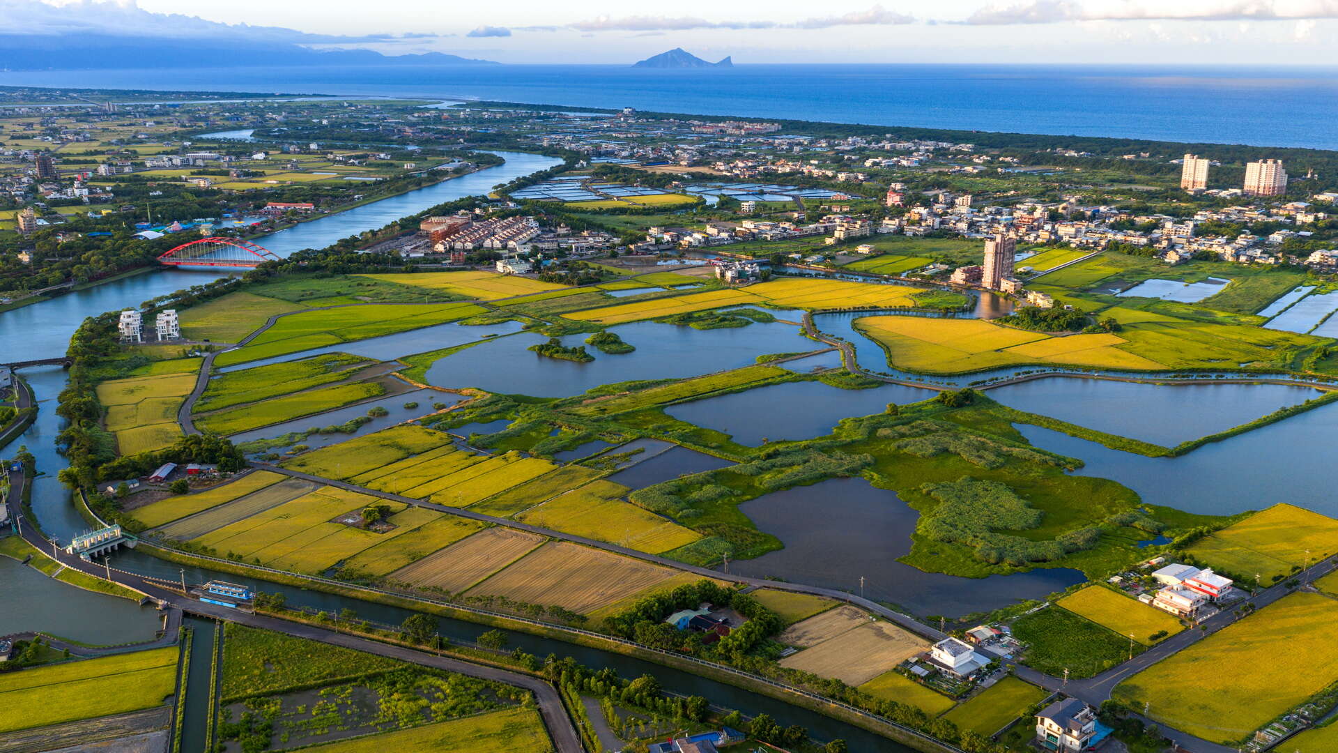 五十二甲濕地座落於冬山河東側，鄰近利澤簡橋