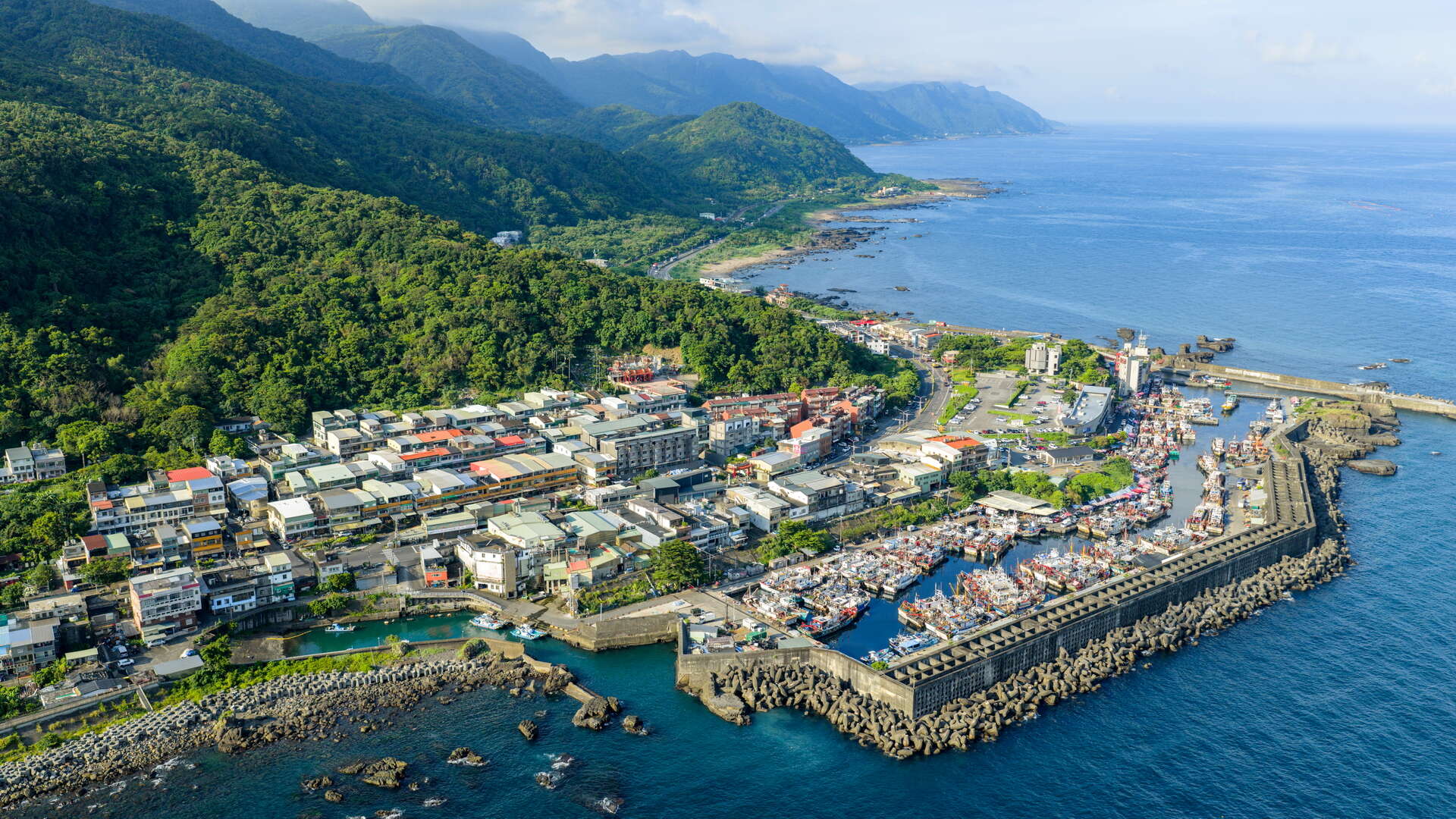 從空中俯瞰梗枋漁港景致