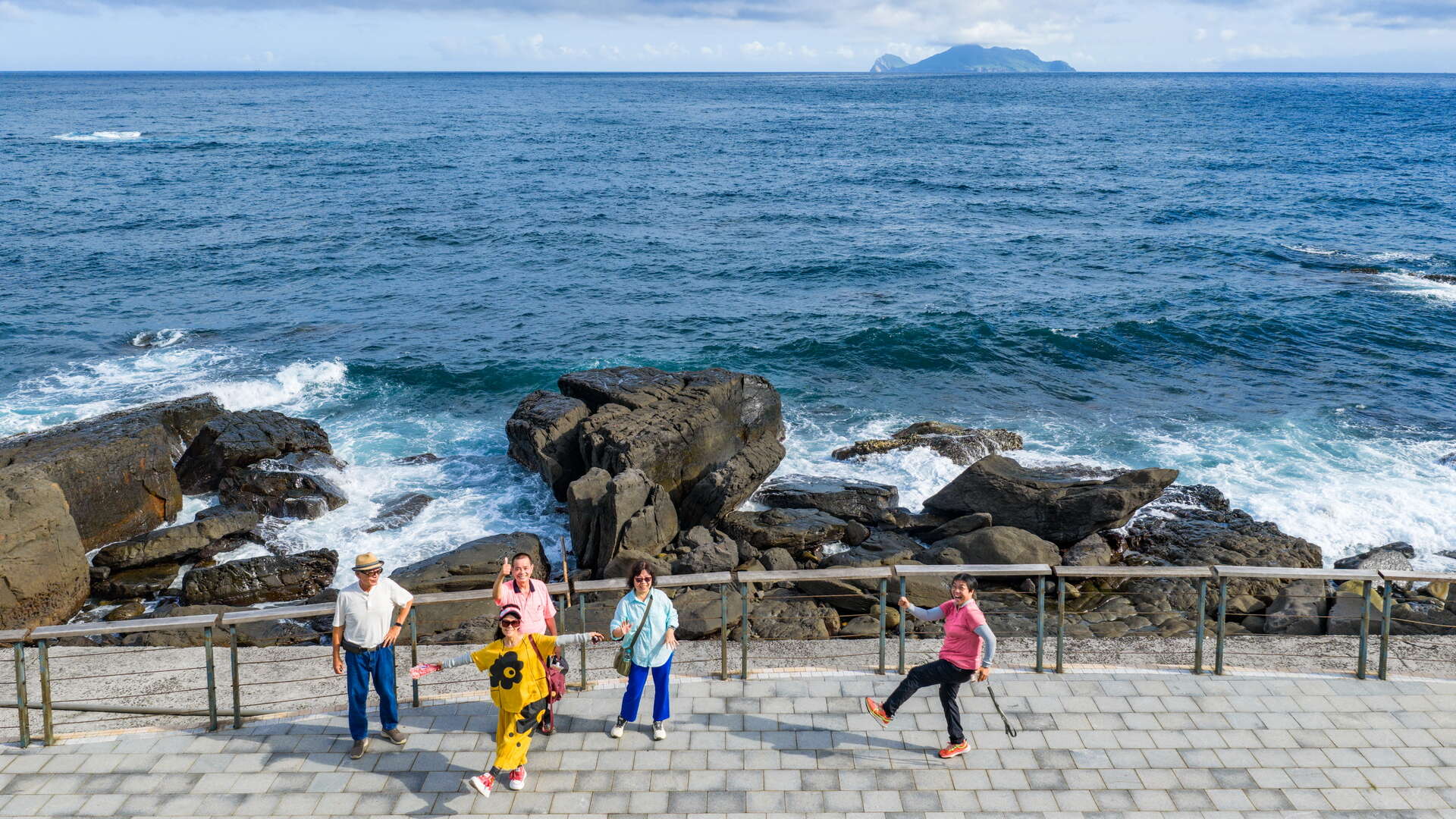 遊客在石城漁港拍照留念