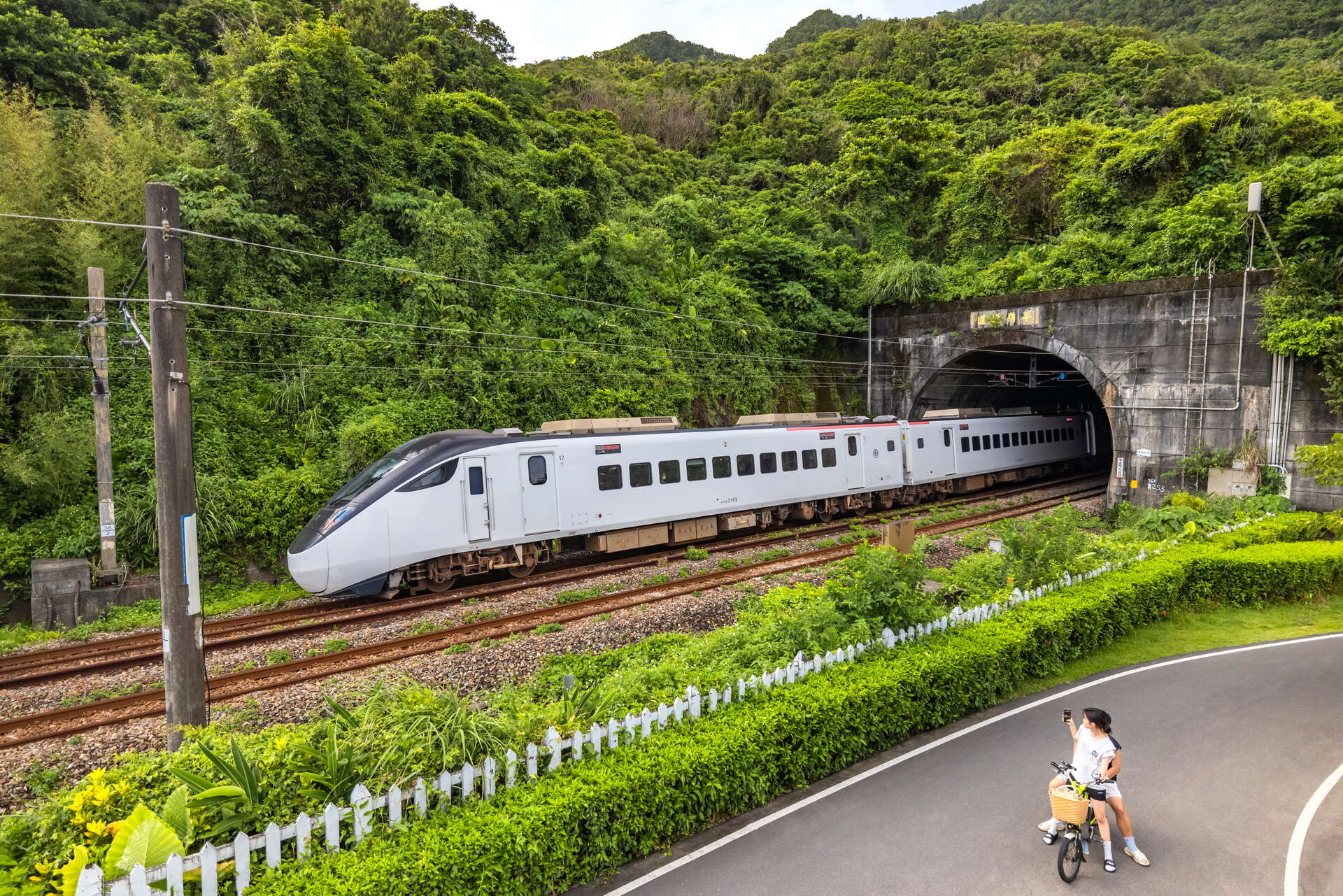 遊客搶拍行駛中的火車
