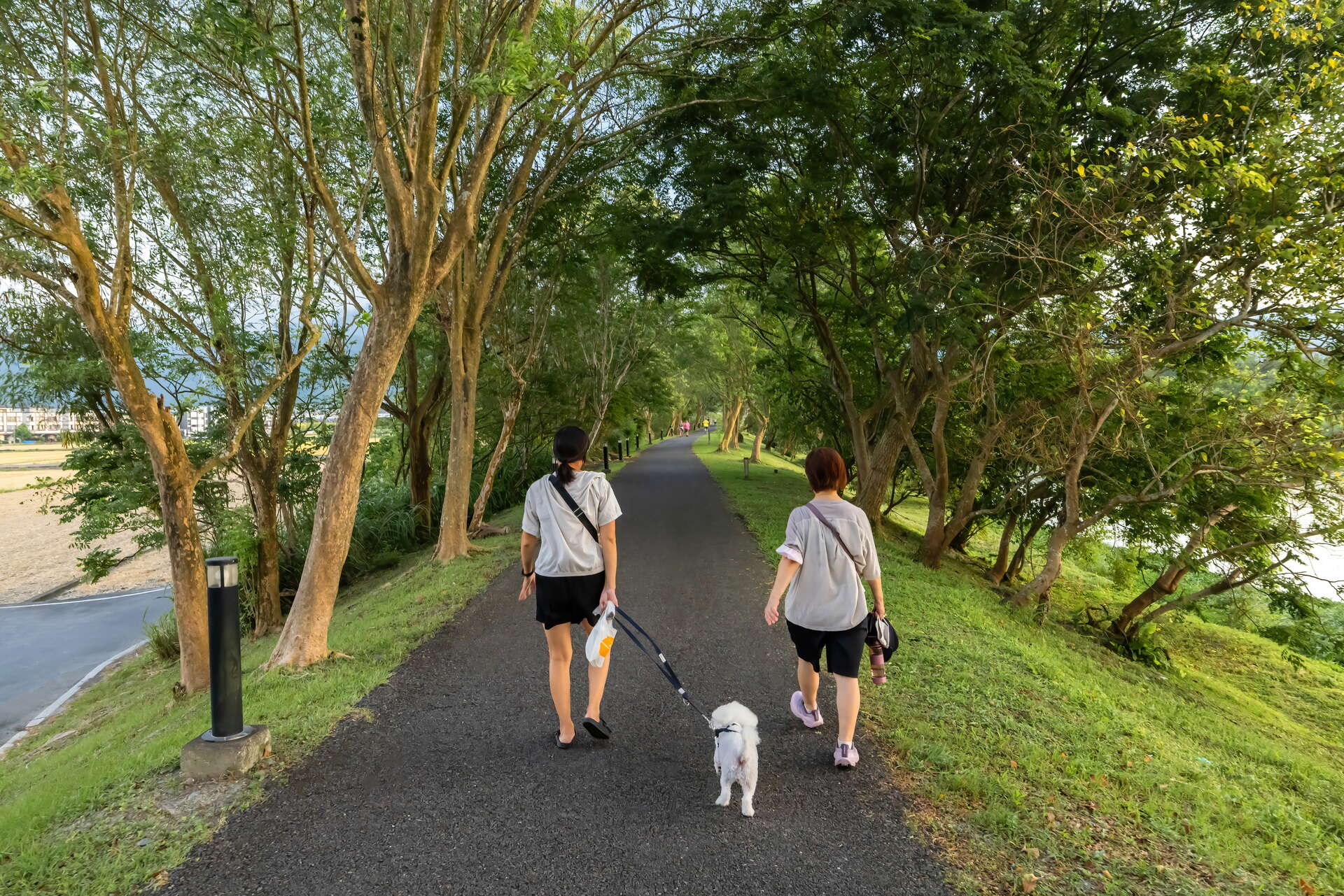 冬山河畔是民眾散步休閒的好去處