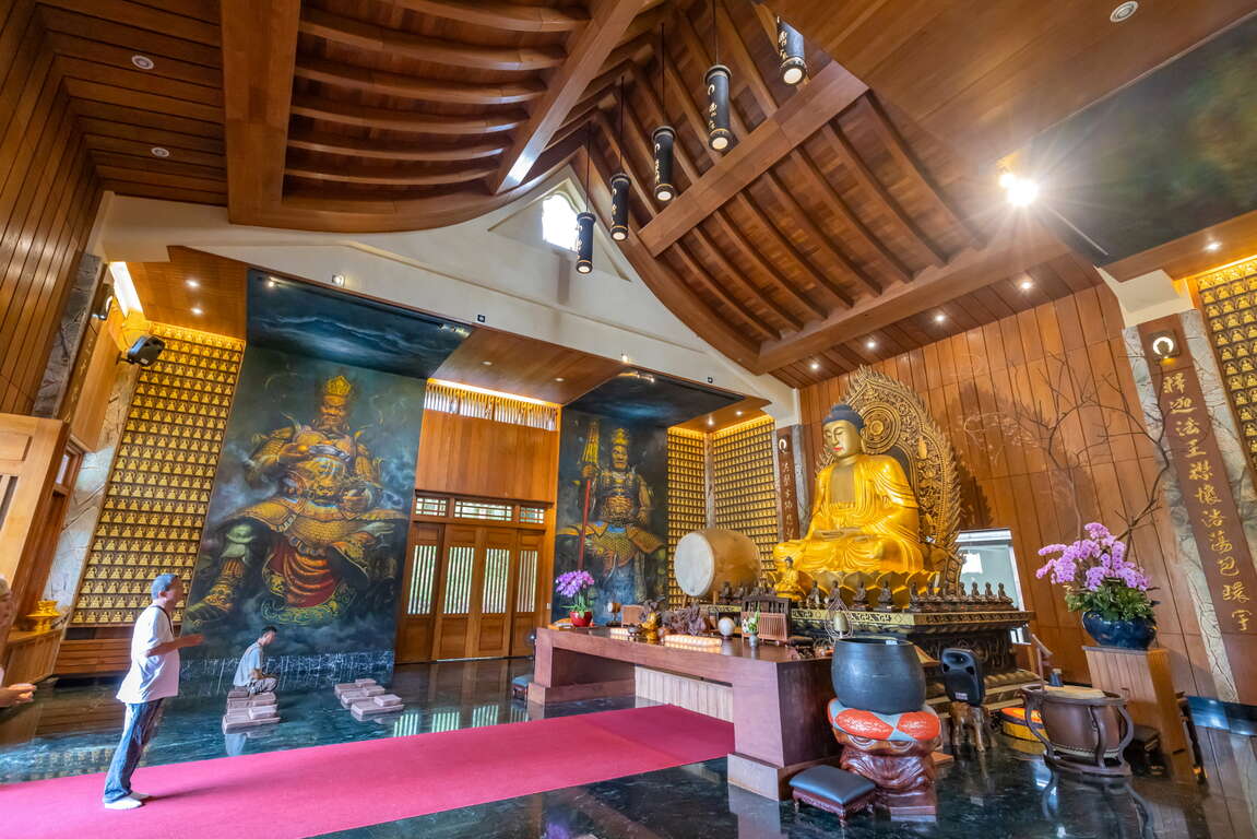 大雄寶殿採以唐風日式為設計風格，兩側四大天王壁面則是以油畫繪製而成