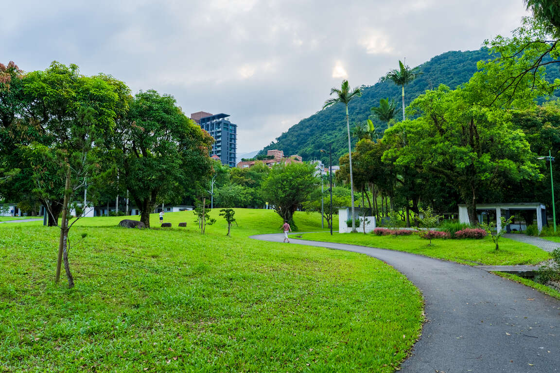 公園四周綠樹成蔭